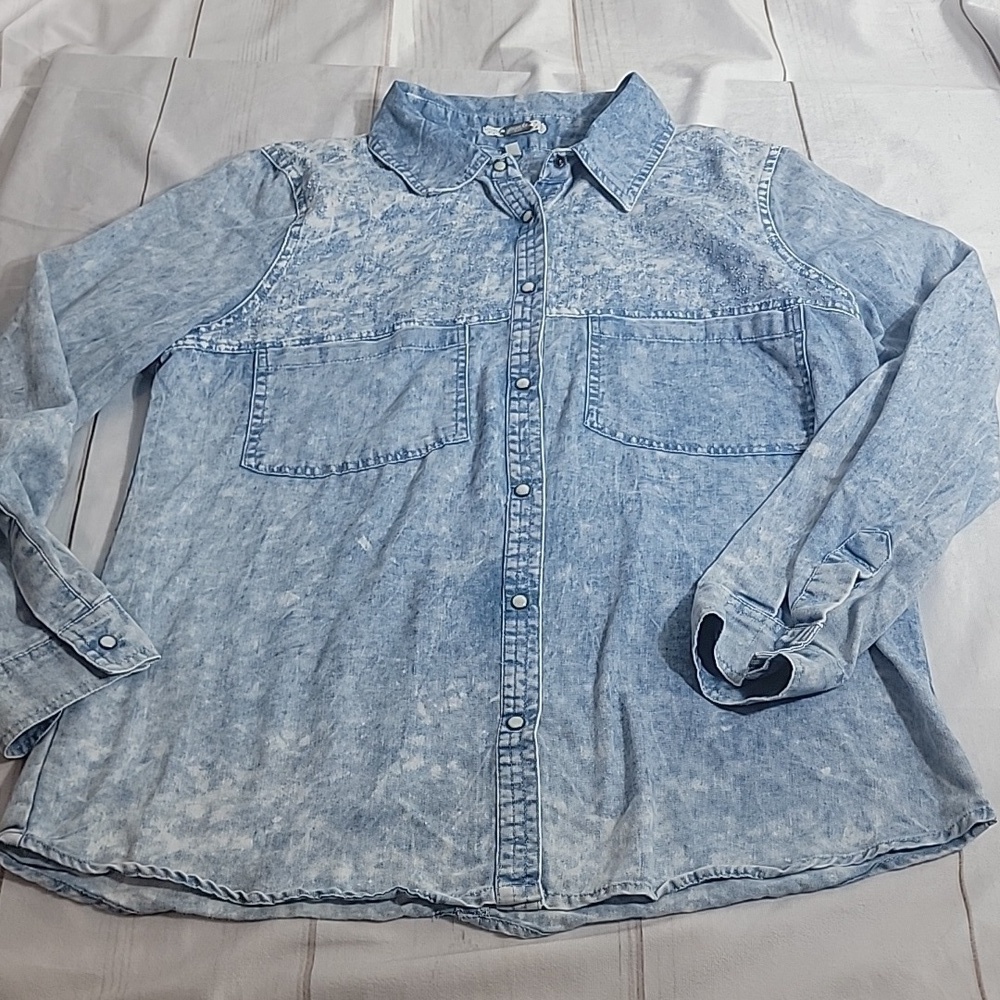 Gimmicks by BKE Perforated Chambray Shirt Light Denim Bleached Super Cute
